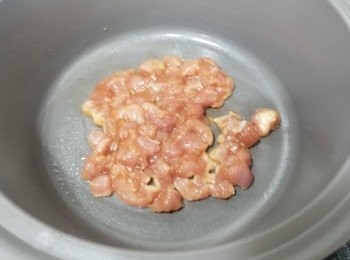 step2: 首先大火炒香瘦肉粒