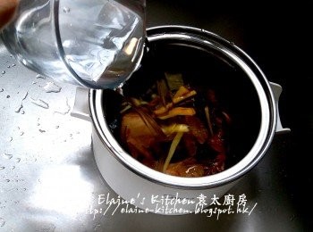 step3: 逐一加入<span class="group_2">滷水料</span> , 少許鹽 , 冰糖 , 薑絲及<span class="group_3">調味料</span> , 再加入水浸過腩肉面拌勻