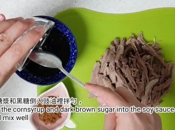 step5: 把糖漿和黑糖加入豉油裡拌勻，