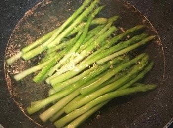 step3: 滾水中放入1茶匙鹽，再放入蘆筍煮約2分鐘，到蘆筍熟透；煮蘆筍時準備ㄧ鍋冷開水並加入冰塊備用；