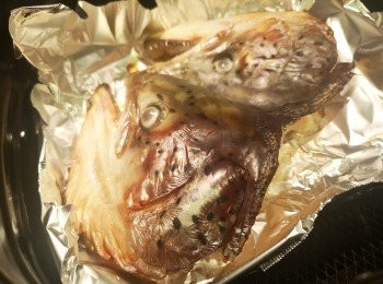 step6: 見三文魚帶微燶後，三文魚頭放入湯一同滾湯。