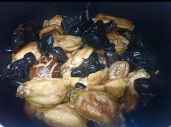 step2: 燒熱油鑊爆香薑片蒜頭，加<a href="https://bit.ly/3zHU5V3" target="_blank" data-keyword="雞翼" class="guide-link"><strong>雞翼</strong></a> <span style="display:inline-block;vertical-align:middle;margin-top:-3px;color:initial;border-radius:3px;padding:2px 3px;font-size:12px;line-height:14px;background:#87d300;color:#fff;">即買</span> 炒數十下，落冬菇、雲耳炒數十下，倒下<span class="group_2">調味料</span>(2茶匙蠔油,1⃣️茶匙糖及一茶匙暖水攪勻）炆10鐘