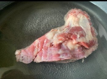 step1: 將牛腩焯一焯，出血水。