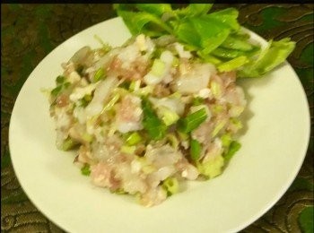 step2: 將蝦滑、豬鮫肉及蔥花加少許鹽、胡椒粉和糖及少許生粉攪勻，隨即熱鍋，落少許油將餡料略炒後待涼備用。