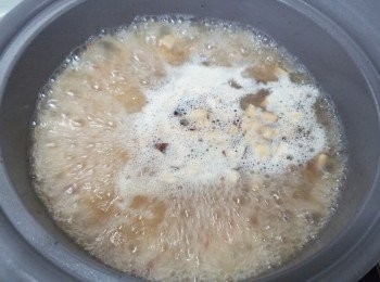 step4: 大火加滾水滾一滾，再加埋浸冬菇瑤柱水落煲滾起，
再放埋冬瓜皮+冬瓜粒+粟米粒落去轉中火煲，