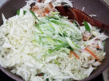 step6: 再加埋京蔥+椰菜繼續炒暈佢