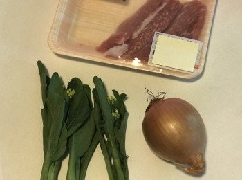 step1: 把材料洗淨，豬肉及洋蔥切片，菜心先烚熟。