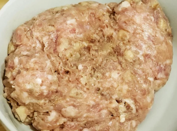 step4: 把潤腸碎及蓮藕碎混入肉碎當中