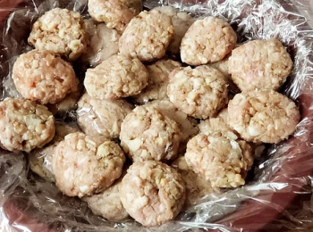 step6: 放入雪櫃雪3小時或過夜 (這個步驟相當重要，目的是為肉餅定型， 避免在煎的時候散開)