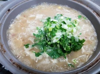 step6: 到晚餐臨食前，夾起冬瓜皮+薑片掉走，
落埋中芹粒+蔥碎，大火滾起就可上碗飲得