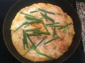 step10: 開蓋後查看底面上色狀態，煎燒到麵糊凝結、上色後，