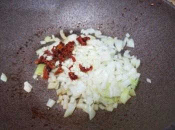 step3: 再落少少油大火爆香蒜蓉+洋蔥+蕃茄乾碎至少少金黃色