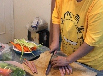 step1: 鯪魚肉加入腌料(適量胡椒粉，鹽，生粉）撈勻腌10分鐘備用。火腿扒，西芹，甘筍切條狀備用。