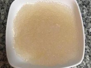 step4: 濾除滾水後，沖涼水至完全降溫；待西米露完全冷透後，便可泡入冰開水中；