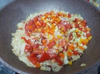 step5: 跟住加入蕃茄+彩椒+中芹炒一炒