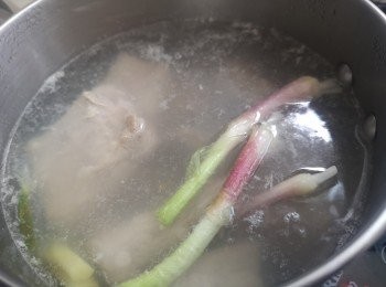 step2: 用少許薑片和少許蔥汆水5分鐘，之後取出豬軟骨備用。