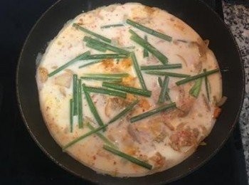 step9: 舀3大匙粉漿入鍋，蓋鍋蓋，轉中小火慢煎3分鐘。