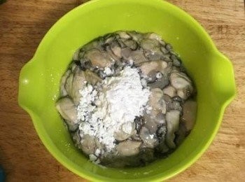 step6: 蚵仔瀝乾水份，加入少許米酒和太白粉，輕輕抓勻；