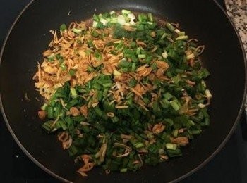 step8: 倒入韭菜、蔥花和油蔥酥拌炒均勻即可關火；