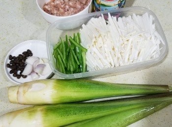step1: Cline覺得呢味餸有兩個重點：
調好中式小炒醬汁
蠔油+豉油+酒+水+生粉+少少糖+少少麻油搞暈備用
用少少(豉油+糖+麻油+胡椒粉+生粉)醃好豬肉碎備用，
將小青椒去籽切絲，蒜+薑+乾蔥切片，
蔥+芫荽切段，豆豉洗一洗備用