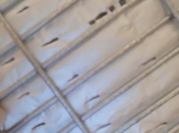 step6: 用錫紙摺成一個焗盤，盤底用刀介開少許，方便排走多餘油份和鹽份。