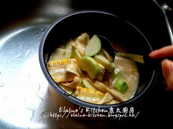 step7: 加入紅衫魚湯拌勻 , 蓋上蓋先按<菜單> , 選擇煲湯功能