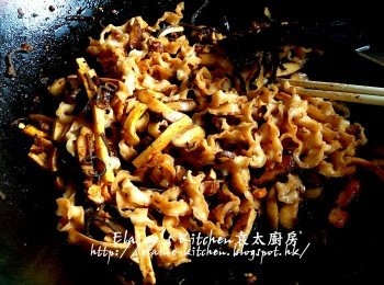 step6: 最後加入之前拌好的醋香椒麻麵拌勻 , 盛起放上碟 , 灑上少許白芝麻即可