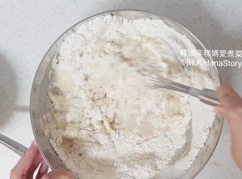 step6: 倒入380ml依士水和麵粉一起拌勻，