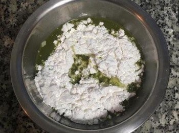 step9: 木薯粉與玉米粉混勻後倒入混好的斑蘭汁，拌均勻；