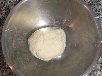 step6: 揉成糰後，蓋上保鮮膜鬆弛麵糰；