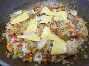 step9: 最後加埋撕開芝士片一小小塊落去，
再炒溶d芝士，d飯變稠身就可上碟食得啦!