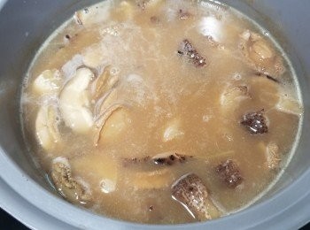 step3: 將鮑魚汁倒在煲中，
加入100ml水+少少蠔油+少少胡椒粉+少少糖+薑片蔥段+少少麻油，放埋d冬菇片+海參煲滾佢，
轉中火煲20分鐘，
大火滾起關火焗2~3小時