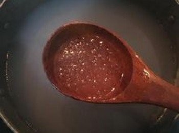 step3: 10分鐘後，蓋上蓋子關火燜8-10分鐘；燜西谷米時，準備ㄧ鍋冰開水；待西谷米成為無白點透明狀即可；