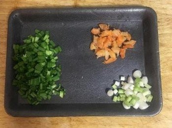 step3: 蔥切花，將蔥白與蔥綠分開放；蝦米略切；