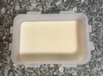 step7: 將煮滾後的椰奶液，倒ㄧ半約250g至模型中，並除去表面泡泡，便可放入冷凍約10分鐘至凝固。