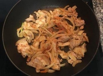 step8: 再取1/3泡菜下鍋略拌炒；