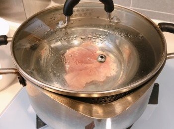 step3: 滾水放雞脾肉於碟上蒸5分鐘後熄火，再焗多5分鐘即可