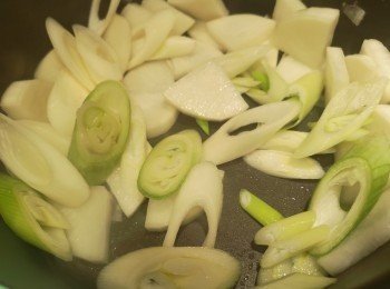 step4: 再加入大蔥同炒，大蔥略為軟化加入熱水。