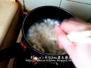 step4: 期間將蒜香麻醬麵放入煲內加水 , 先用中火煮滾 , 再轉慢火拌麵至散