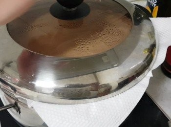 step29: 放一塊乾淨的布才關蓋蒸，可以防止水滴落包表面，可以蒸出光滑漂亮豆沙包喔。