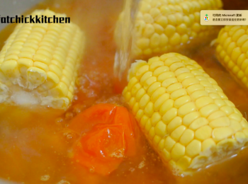 step5: 加入粟米和熱水，熱水至差不多蓋過粟米高度