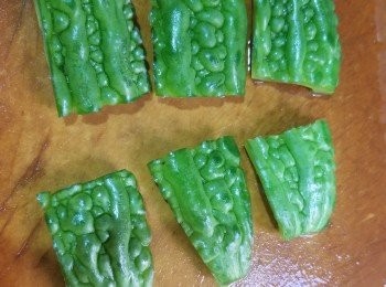 step2: 將苦瓜切塊