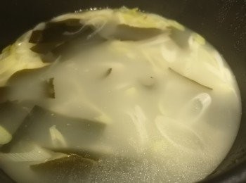 step4: 加入昆布和熱水，蓋蓋煮15分鐘。