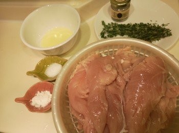 step1: 雞柳先解凍，除蛋白和百里香葉除外，所有材料醃雞柳一陣，之後加蛋白醃雞柳。