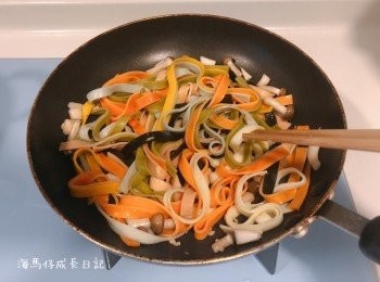 step4: 準備平底穫，加油燒熱，先放蒜蓉，再放室溫菇及彩虹麵炒至乾身，加兩匙意粉白汁再炒勻即可