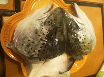 step1: 三文魚頭切出魚鮫，清洗乾淨後加入醃料醃15分鐘左右。大根切薄片，大蔥斜切薄片，豆腐切方丁。