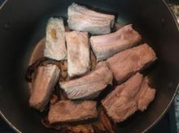 step7: 放入排骨略炒；