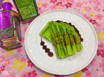 step7: 蘆筍切成等量長度；擺盤！再淋上酒醋醬即可