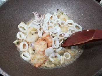 step2: 先落油+蒜蓉炒香，將海鮮+少少魚露+胡椒粉+少少酒炒至8成熟上碟備用（留番海鮮汁在一起），