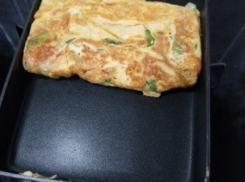 step8: 跟住再翻動回去，
轉大火再煎至成形至蛋餅變金黃色就可上碟